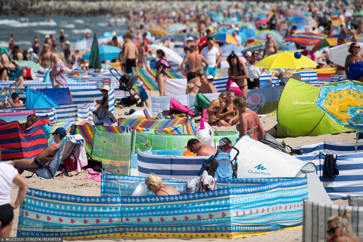 Plaża we Władysławowie pełna turystów w sezonie