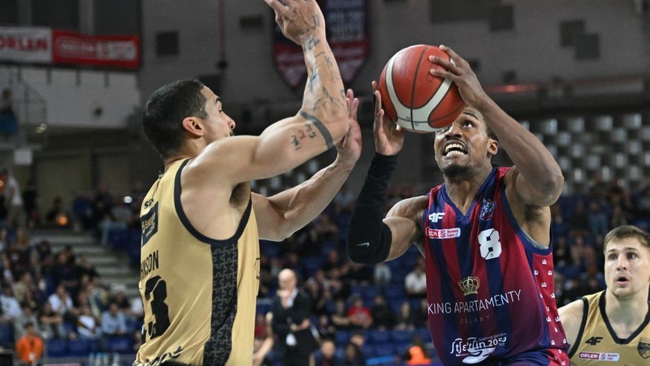 Amerykański rozgrywający Kinga Szczecin James Woodard (z prawej) i obrońca Trefla Sopot Nicholas Johnson z USA