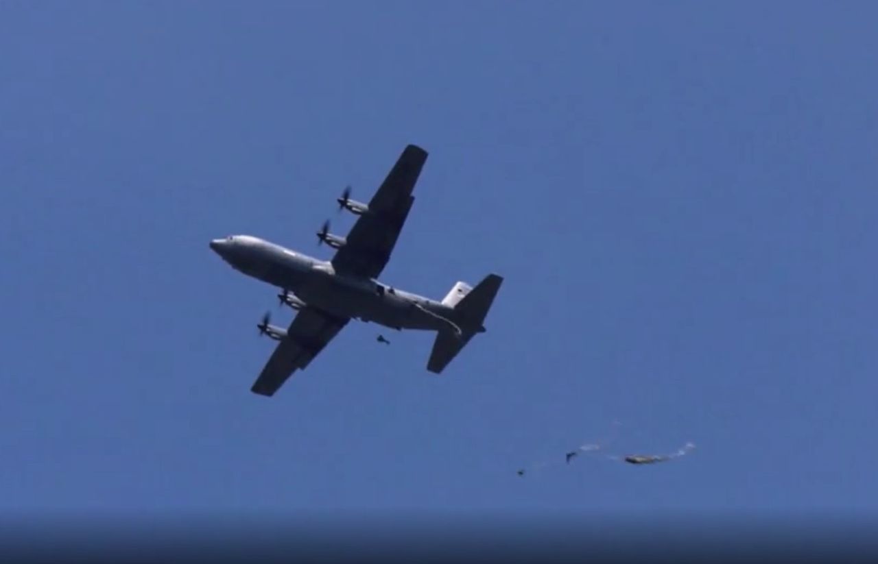 Moment desantu z samolotu Hercules C-130