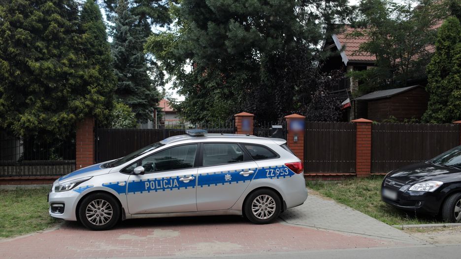 Samochód policyjny obok miejsca, gdzie znaleziono zwłoki dwojga osób w Kiełpinie.