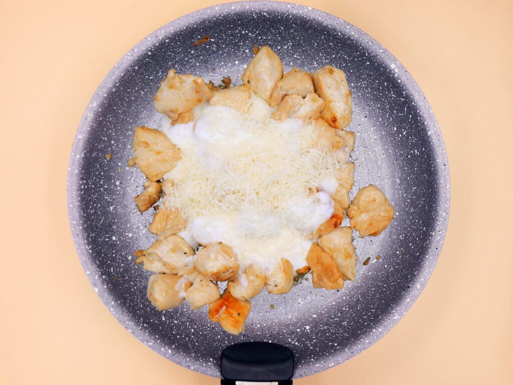 Makaron z kurczakiem i parmezanem przepis