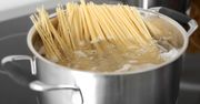 Włoska szefowa kuchni mówi stanowcze: basta! Nigdy tego nie rób podczas gotowania makaronu!