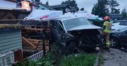 Pościg za pijanym 19-latkiem. Staranował auta, zatrzymał się na latarni