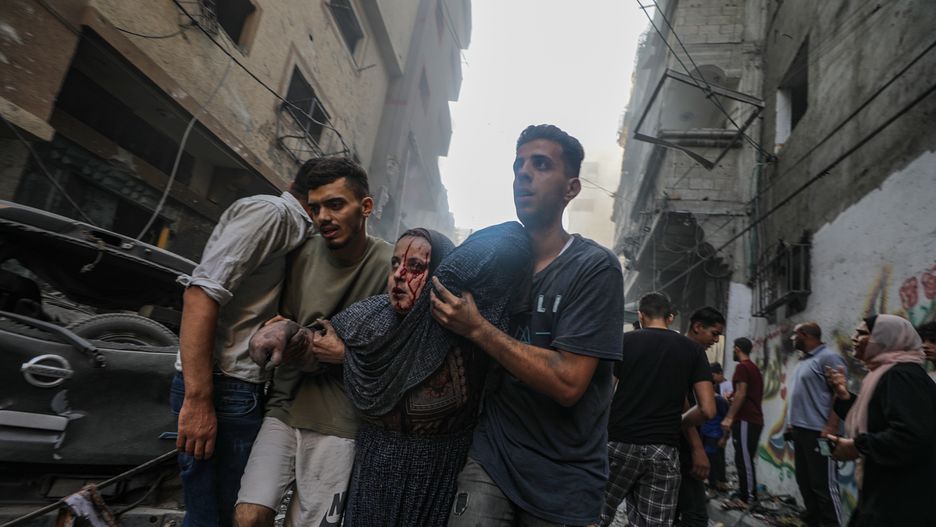 An injured woman is helped away from the site of an Israeli rocket attack in Al- Shati refugee camp in the west of Gaza City, 14 October 2023. The Israeli Defense Force (IDF) on 13 October called for the evacuation of all civilians of northern Gaza ahead of an expected ground invasion. More than 1,300 Israelis have been killed and over 3,200 others injured, according to the IDF, after the Islamist movement Hamas launched an attack against Israel from the Gaza Strip on 07 October. More than 2,000 Palestinians have been killed and over 8,700 others injured in Gaza since Israel launched retaliatory air strikes, the Palestinian health ministry said. EPA/MOHAMMED SABER Dostawca: PAP/EPA.
