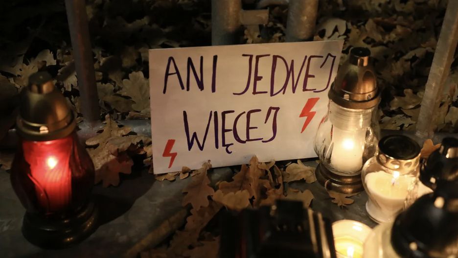 "Ani jednej więcej" - pod tym hasłem, zapożyczonym z kobiecych protestów w Argentynie, pomaszerują uczestniczki i uczestnicy manifestacji zorganizowanej po śmierci trzydziestoletniej Izy z Pszczyny (East News, fot.Jakub Kamiński)