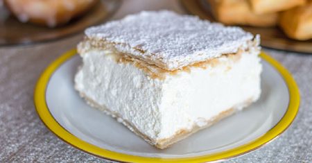 Kremówka bez pieczenia. Doskonały deser na upalne dni