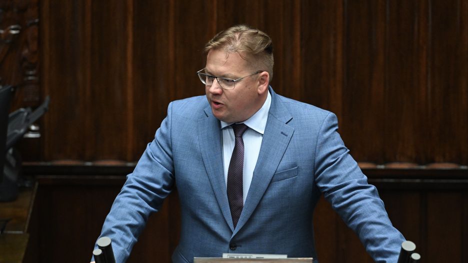 Warszawa, 25.07.2025. Poseł Polski 2050 Sławomir Ćwik na sali plenarnej Sejmu w Warszawie w ostatnim dniu posiedzenia, 25 bm. Sejm zajmuje się m.in. rządowym projektem reformy szpitali, który zakłada elastyczne przekształcanie oddziałów i łączenie szpitali przez samorządy. (amb) PAP/Radek Pietruszka
