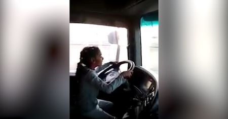 Dziecko za kierownicą ciężarówki. Niebezpieczna sytuacja na autostradzie