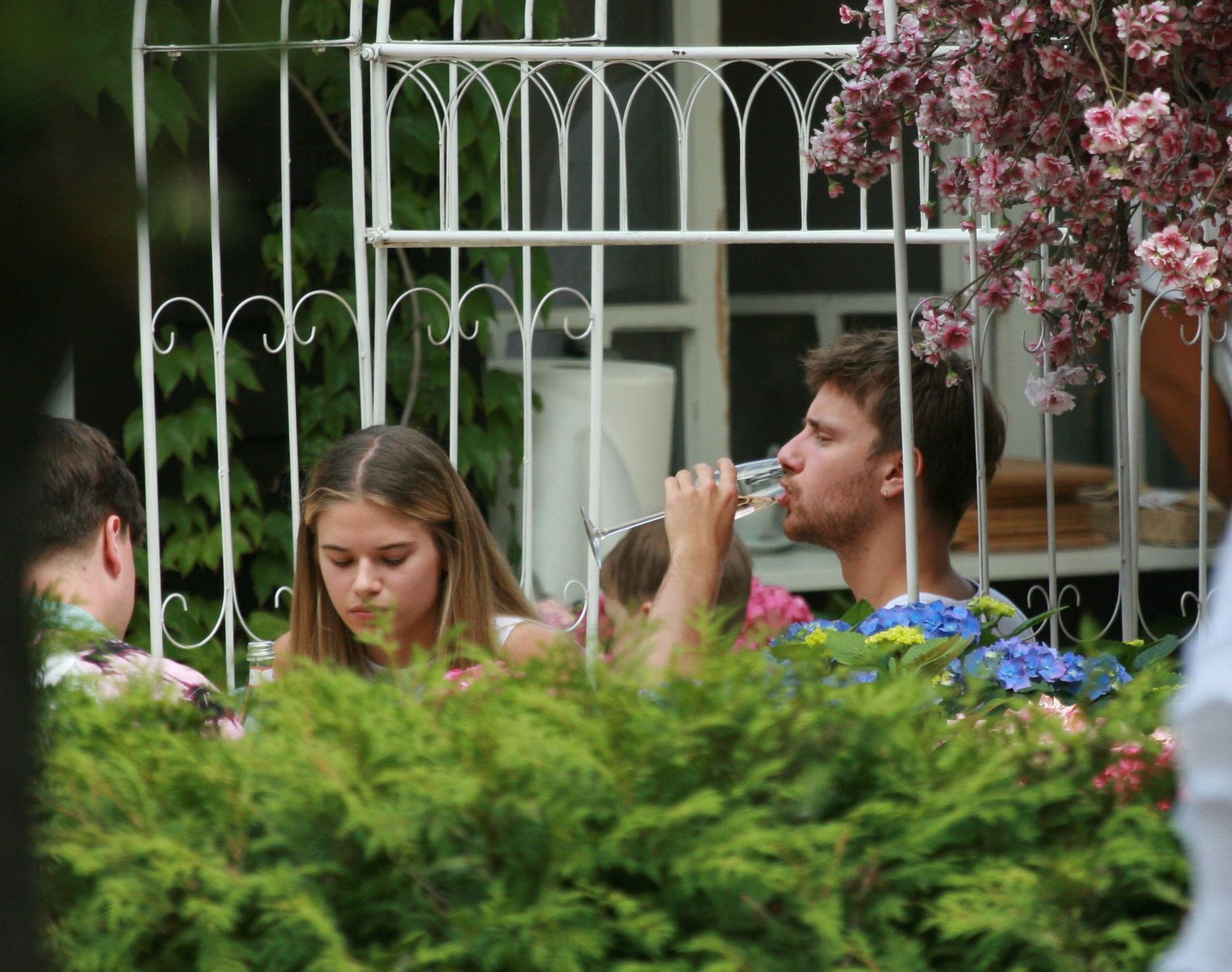 Maciej Musiał z partnerką