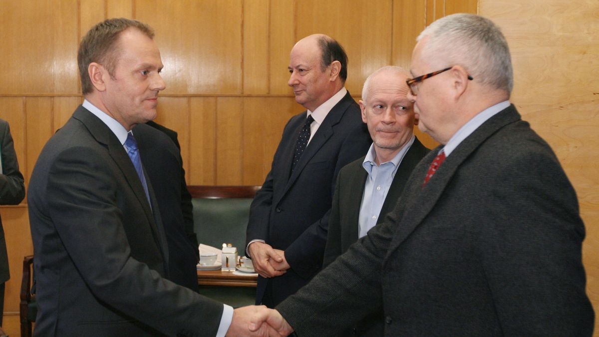 Donald Tusk jako premier i Adam Glapiński jako członek RPP w 2010 r.