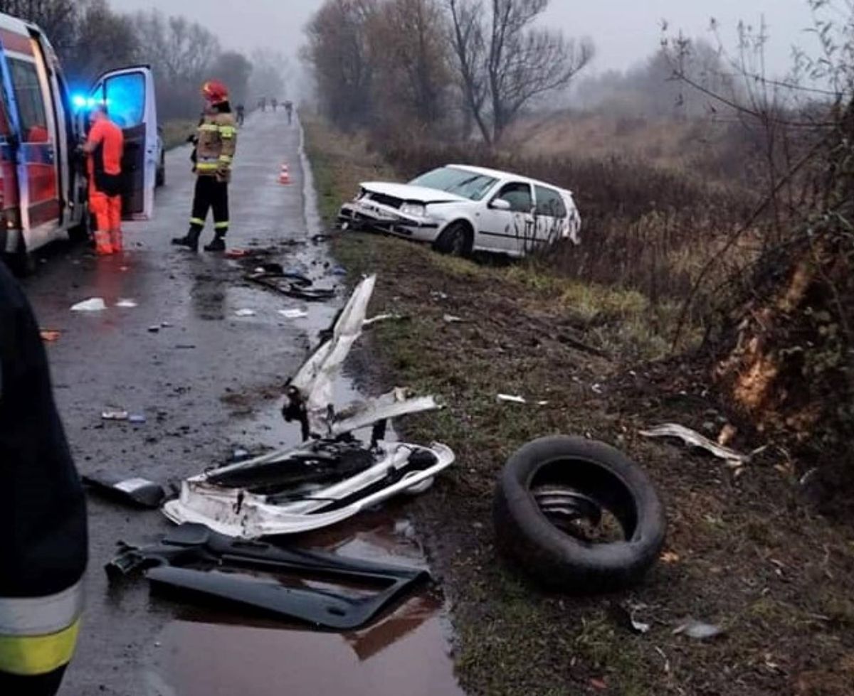 Kierowca Volkswagena uderzył w drzewo w Bodzechowie
