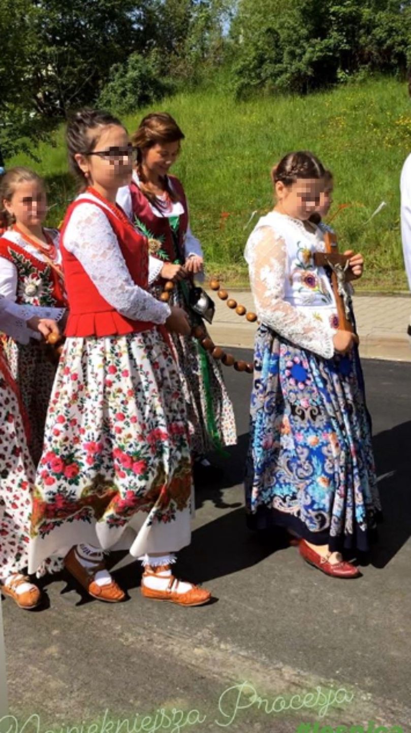 Edyta Górniak tańczy w polu