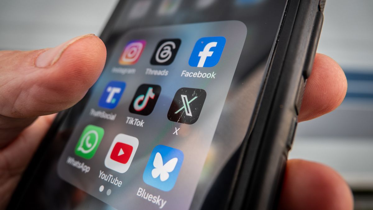 PENZANCE, UNITED KINGDOM - AUGUST 15: In this photo illustration a smartphone screen displays the logo of  social networking site 'X' (formerly known as Twitter on August 15 2024 in Cornwall, England. (Photo by Matt Cardy/Getty Images)