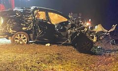 Poważny wypadek pod Nowogrodem Bobrzańskim. Kierowcę z mazdy wycinali strażacy. Z auta wypadł silnik