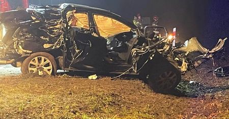 Poważny wypadek pod Nowogrodem Bobrzańskim. Kierowcę z mazdy wycinali strażacy. Z auta wypadł silnik