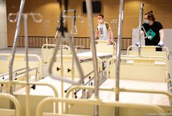 Stadion Narodowy. Trwa budowa szpitala polowego. Ustawiono pierwsze łóżka