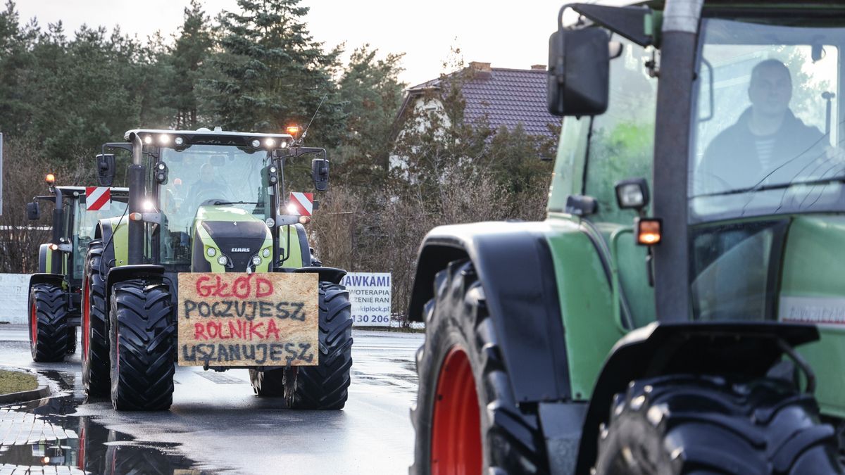 Słupno (pow. płocki), 24.01.2024. Protest rolników w Słupnie, 24 bm. Protestujący spotkali się z ministrem rolnictwa i rozwoju wsi Czesławem Siekierskim. w całej Polsce odbywają się protesty rolników, którzy sprzeciwiają się wprowadzaniu Zielonego Ładu i napływowi towarów z Ukrainy. (jm) PAP/Szymon Łabiński