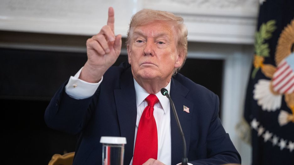 US President Trump hosts roundtable on Antifa
epa12440513 US President Donald Trump speaks during a roundtable about antifa in the State Dining Room at the White House in Washington, DC, USA, 08 October 2025. Trump on 22 September designated antifa as a 'domestic terrorist organization' via executive order.  EPA/FRANCIS CHUNG / POOL 
Dostawca: PAP/EPA.
FRANCIS CHUNG / POOL
WH, POTUS, flags, government, meeting, political movement.