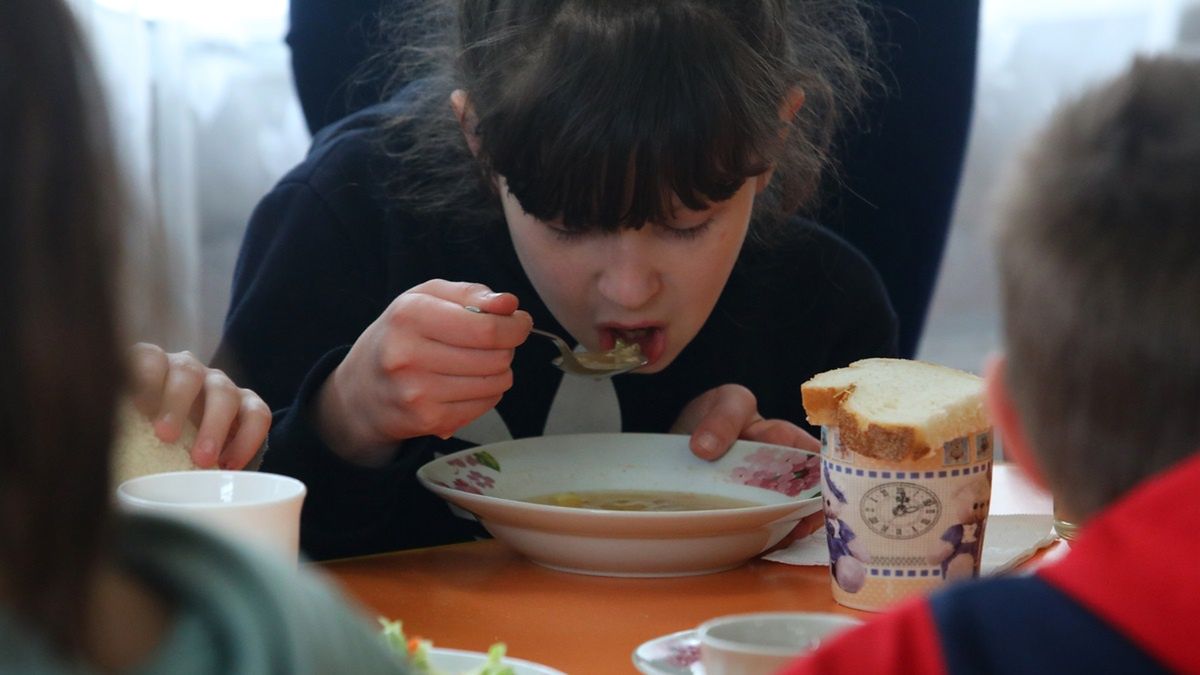 Dzięki wsparciu dzieci będą mogły zjeść ciepły posiłek.