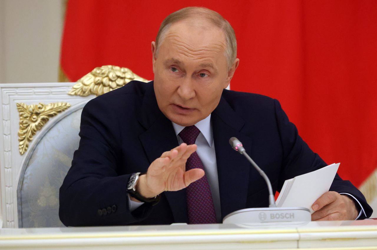 Putin threatens raw material supply amid Western sanctions