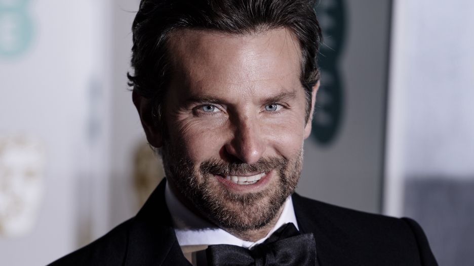 Bradley Cooper widziany na plaży z tajemniczą brunetką 