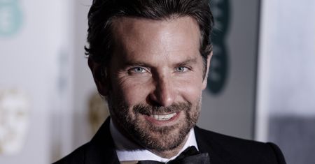 Bradley Cooper z córką i tajemniczą brunetką na plaży. Zagraniczne media snują tezę o romansie