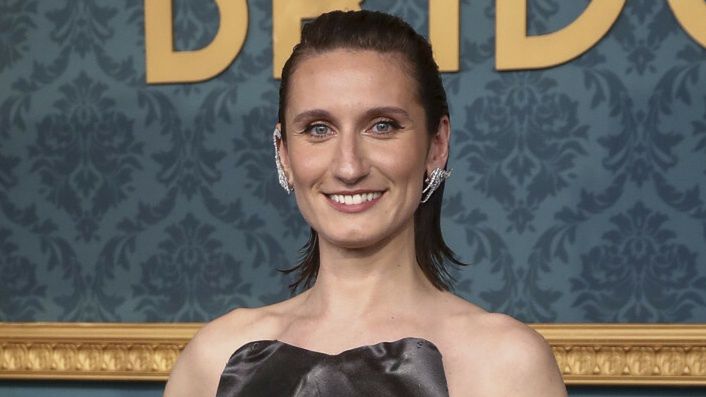 Bessie Carter na nowojorskiej premierze 3. sezonu Bridgerton 