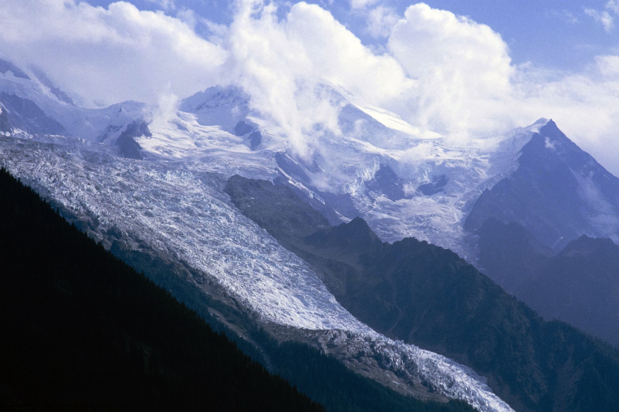 Le glacier des Bossons dans le massif du Mont-Blanc, avec quelques nuages qui s'accrochent aux cimes, en France le 8 août 1986. (Photo by Patrick AVENTURIER/Gamma-Rapho via Getty Images)
