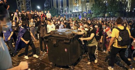 Dziesiątki tysięcy ludzi protestowały w Tbilisi. Nagranie z opery obiega sieć
