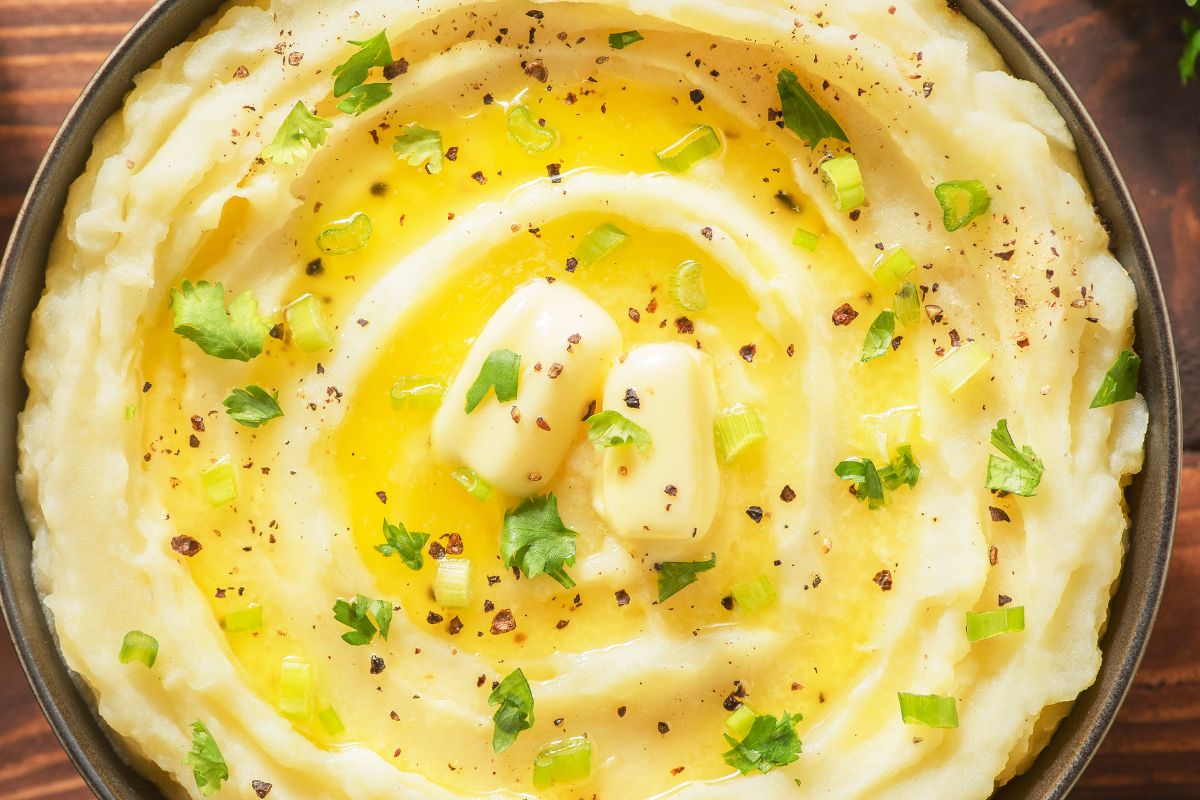 Dodaję łyżkę do gotowania ziemniaków. Puree ma przepiękny kolor i jest aksamitne