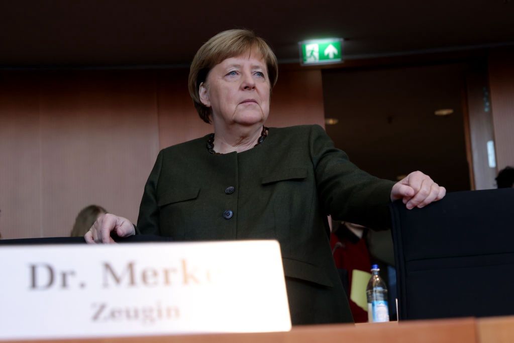 Merkel defends herself. She maintains her criticism of her party.