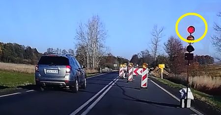 Ten kierowca zignorował światła. Natychmiastowa karma