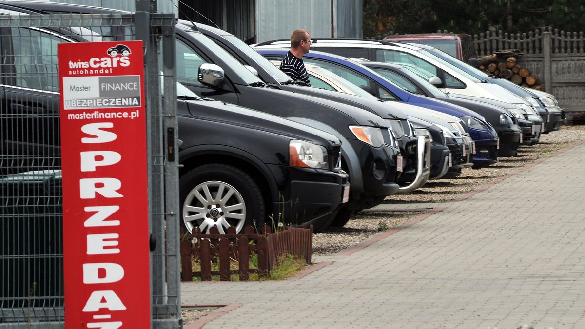 Polacy kupują tanie samochody - auta do 50 tysięcy złotych szybko znikają z rynku