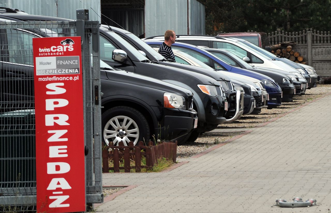 Polacy rozchwytują tanie samochody. Jest nowy raport