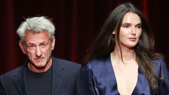 Ponury Sean Penn kroczy po czerwonym dywanie z 30-letnią ukochaną. Modelka jest młodsza od jego córki...