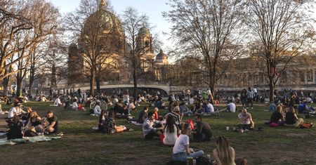 Wiosna w Europie. Tłumy ludzi ruszyły w miasto