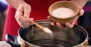 Wsypujesz sól do garnka przed zagotowaniem wody? Więcej tego nie rób