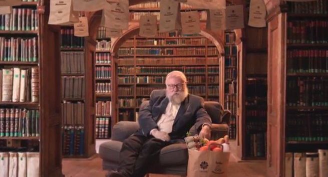 "Tytka Charytatywna" - prof. Jerzy Bralczyk i Krystyna Czubówna w kampanii Caritas Polska (wideo)