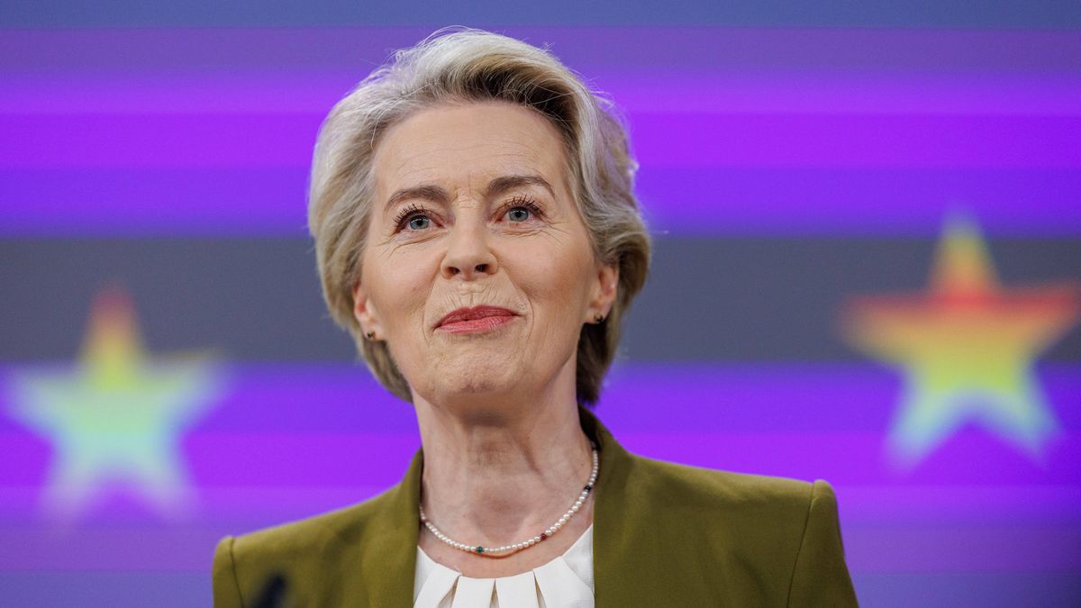 Former Finnish President Niinisto presents report on strengthening Europe's civilian, military preparedness
epa11692356 EU Commission President Ursula von der Leyen speaks during a press conference on the occasion of delivering report on Strengthening Europe's Civilian and Military Preparedness and Readiness by former President of Finland Sauli Niinisto (not pictured) in the European Commission in Brussels, Belgium, 30 October 2024.  EPA/OLIVIER MATTHYS 
Dostawca: PAP/EPA.
OLIVIER MATTHYS
banner, flag, mic, podium, stars