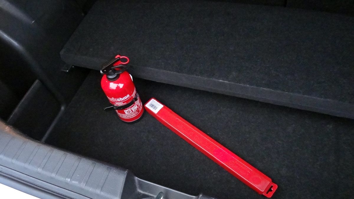 Trójkąt ostrzegawczy i gaśnica to obowiązkowe minimum w każdym aucie