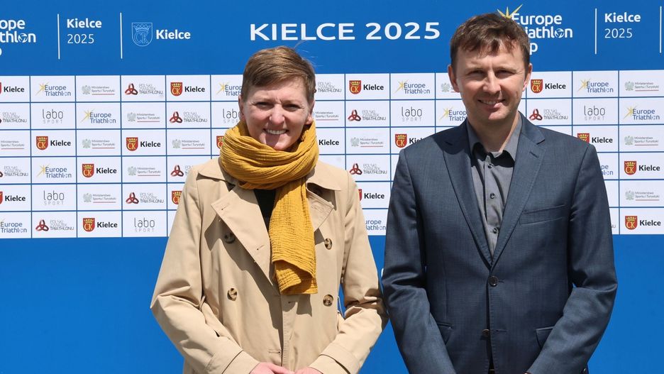 Na zdjęciu Agata Wojda - prezydentka Kielc oraz Filip Szołowski - dyrektor sportowy Polskiego Związku Triathlonu