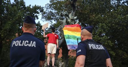 Kraków. Tęczowa flaga na Smoku Wawelskim. Spisali 6 osób