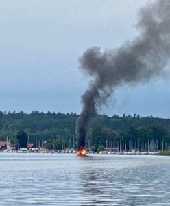 Mazury. Pożar łodzi na jeziorze Bełdany