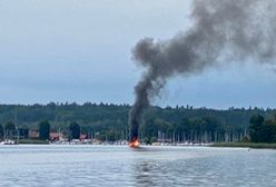 Mazury. Pożar łodzi na jeziorze Bełdany