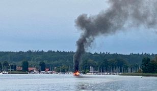 Mazury. Pożar łodzi na jeziorze Bełdany