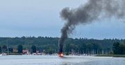 Mazury. Pożar łodzi na jeziorze Bełdany
