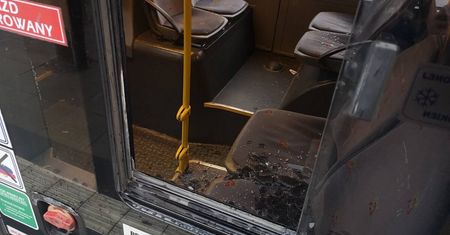 Kierowca autobusu chciał uniknąć zderzenia z osobówką i gwałtownie zahamował. Jeden z pasażerów rozbił szybę