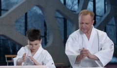 Piotr Adamczyk jako karateka reklamuje pożyczkę gotówkową w eurobanku (wideo)