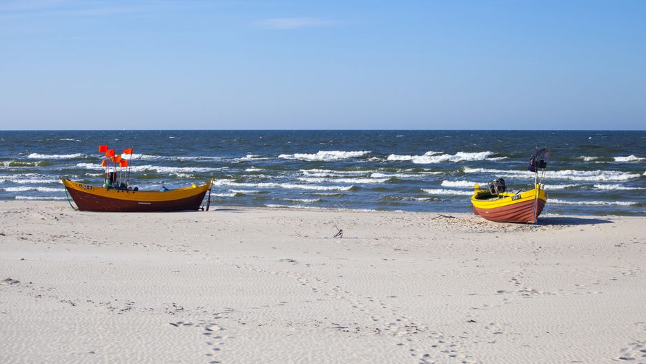 Pogoda morze wakacje Bałtyk kutry Karwia plaża wybrzeże polskie morze Polska