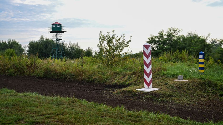 Sierakośce (woj. podkarpackie), 17.08.2023. Polsko-ukraińska granica w rejonie miejscowości Sierakośce, 17 bm. Turyści szczególnie podczas wakacji z ciekawości wchodzą na pas drogi granicznej na polsko-ukraińskiej granicy. Za takie wykroczenie można dostać kilkaset złotych mandatu. (aldg) PAP/Darek Delmanowicz